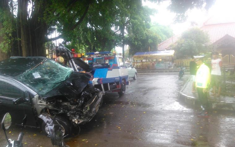 Ditabrak Kereta Barang dari Arah Merak, Mobil Yaris Ringsek