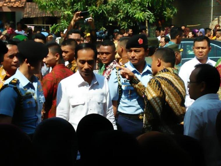 Kunjungi Banten, Jokowi Bagikan 3000 Paket Sembako Ke Masyarakat