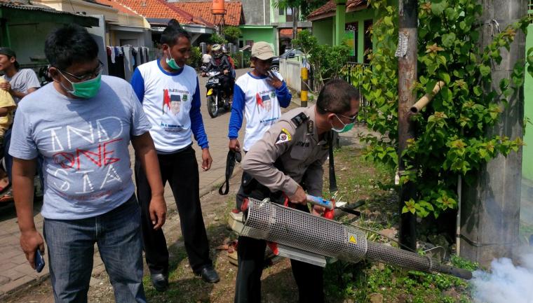 Kurangi Penyebaran Demam Berdarah, Relawan #AYoBangunBanten Lakukan Fogging