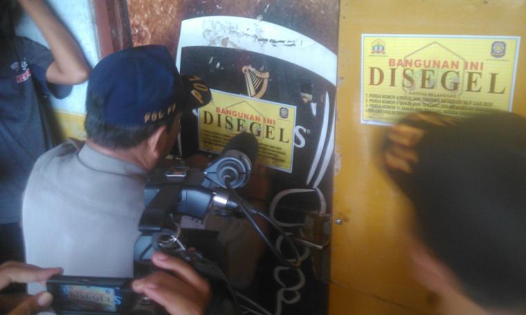 Petugas Gabungan Segel Tempat Hiburan Ilegal