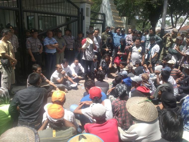 Tolak penambangan Pasir Laut, Masyarakat dan Mahasiswa Demo DPRD Banten